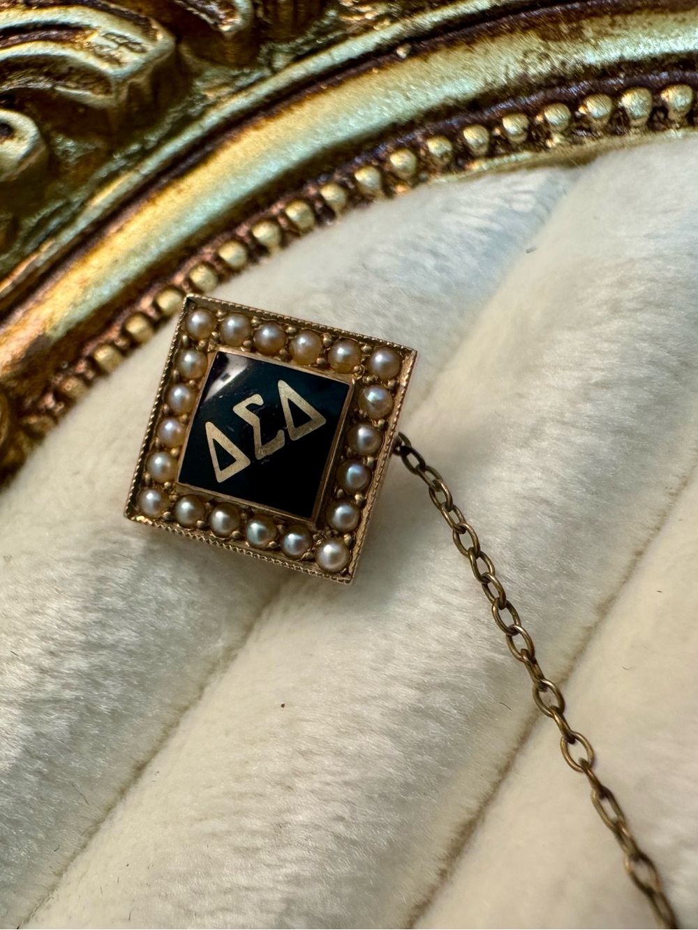 RARE M.R.B.Delta Sigma Delta (ΔΣΔ) Fraternity Pin w/ Chain Dangle 10K Gold 1950